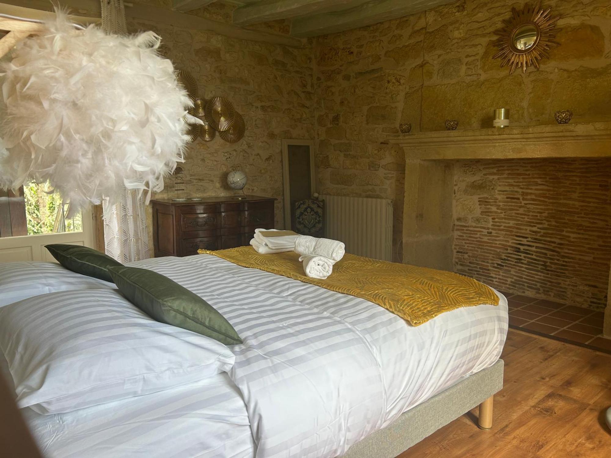 Demeure Du Vallon - Chambres D'Hotes De Charme Azerat 外观 照片